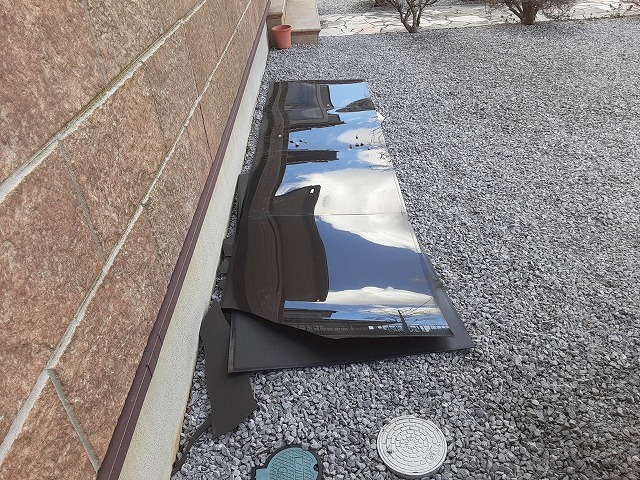 飛散したポリカ板